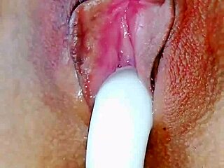 كس هاوي مبلل محشو بقابس طيز وديلدو