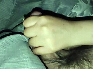 Mi prima se mete a mi cama y me la follo le tapo la boca y me pide llenarle sus tetas de semen