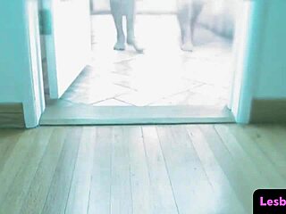 Faen, rimmet skjønnhet som queener lesbiske kjæresten i het 3some!