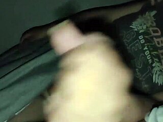 Mi prima se mete a mi cama y me la follo le tapo la boca y me pide llenarle sus tetas de semen