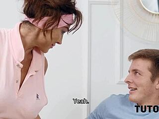 Tutor4k вгоняет свою бритую киску в дикое действие