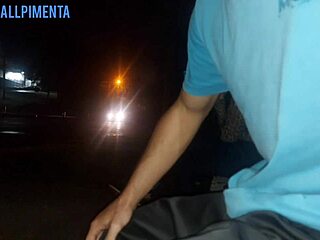 en serio, arriesgando exposición exhibiendo polla a mujer en parada de bus, ¿cómo reaccionará?