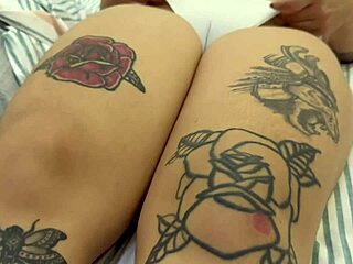 Mama vitregă seduce fiul vitreg cu cameltoe strâns în timpul Săptămânii Sfinte