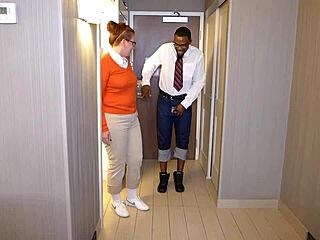 Οmg, δεν αντέχω... ο τεράστιος πούτσος του Rome Major καταστρέφει τον nerdy κοκκινομάλλα κώλο μου