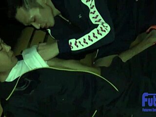 As coisas esquentam com penetração de bunda asiática no parque vazio à noite