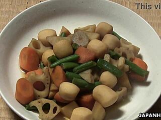 Zralá brunetka si tře mokrou piču pro perfektní orgasmus