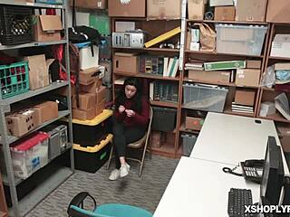 Monica Saige tvrdo jazdi na chuji LP dôstojníka