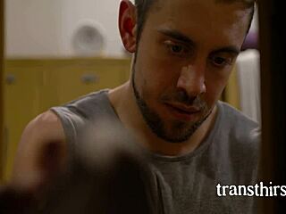 Surpris en train de mater le gros cul d’une trans ébène bien épaisse