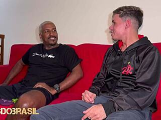 Očim me spravlja ob pamet s svojim ogromnim tičem in veliko ritjo v intenzivnem oralnem seksu. Ne morem zadržati občutkov!