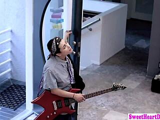 Teen lesbo intrigante 18+ 18+ lecca figa rosa calda mentre dita a scuola in cunilingus ragazza su ragazza masturbazione figa