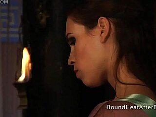 Эй, девчонки, почему вас раздела эта доминирующая мадам с плёткой?