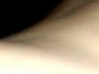 Amatérsky pár v doggy prsia poskakujú zadok vonku