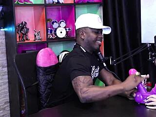 tirando roupa e mostrando corpo sarado apos perder punheta 😏