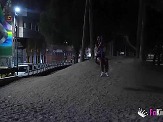 Натали Куин: Туристка флашва големи цици публично в Мадрид секс