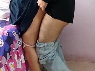 Учител записва домашно видео, чукайки вкусна брюнетка след час с дълбоко гърло и хардкор секс