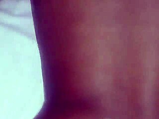 Horní amatérské domácí scény s bohyní porna Isou Hernandeze v akci