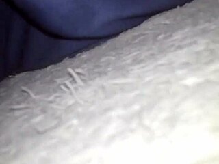 Imam svoj kurac in je pripravljen na študentske pustolovščine z orgazmi