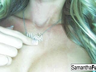 Yo, Samantha, provocándome con mis tetas enormes