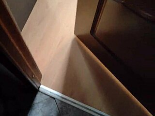 Üvey oğul, üvey anneyi beyzbol sopasıyla yakalayıp kıçını sertçe deliyor.