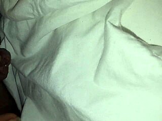 Læg med min våde fitte og finger mig mens jeg onanerer