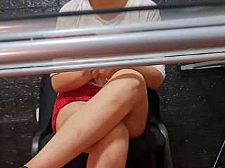 Riskli Casus Kamera Sekreter Nataly'nin Eteğinin Altındaki Amını Yakalıyor