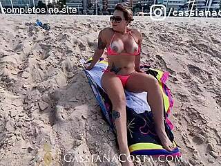 Kecantikan blonde tunggang batang hitam besar di pantai percutian