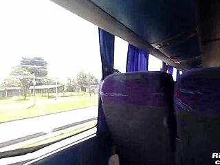 Caiu na net jovem passageira é flagrada pegando na piroca do garoto no ônibus veja o que aconteceu 😏