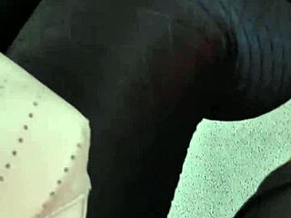 Acosando a madura culona en las calles de lima