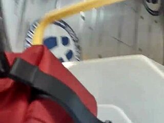 Acosando a madura culona en las calles de lima