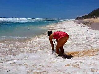 My sandy ass with red butt plug at beach 😎