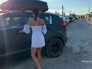 Dve 18+ punci bliskata pičke med hojo goli po javnosti.