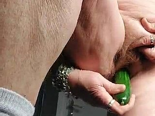 Баба чука косматата си цепка с краставица