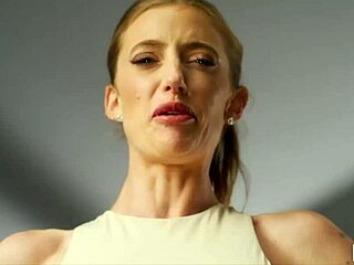 Сексуальная фитнес-мамочка Yoga Barbie жестко скачет на члене студента