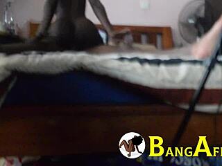 Zwart petieterig meisje kleedt zich gretig uit