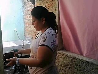 La Sirvienta Menea su Culo Grande Mientras Limpia. La Miro, Ponerme Duro Cada Vez.