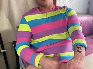 Ragazzo Universitario Arrapato Chiede: Vuoi Vedere Il Mio Grosso Cazzo?