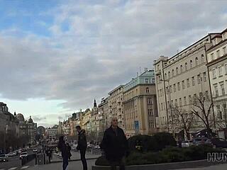 Ловец улавя секси осемнадесетгодишна за сделка с пари