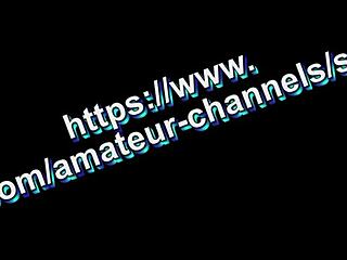 Sexy Frina wichst Ehemanns altem Zimmergenossen im Klo ab während Mama weg ist. Alt-Jung Handjob führt zu Sperma!