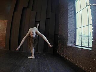 Рита Первозарова показывает невероятную гибкость как русская гимнастка в ошеломляющем шоу