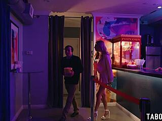 Haos u bioskopu dok tinejdžerski par jebe glasno pored stare gomile