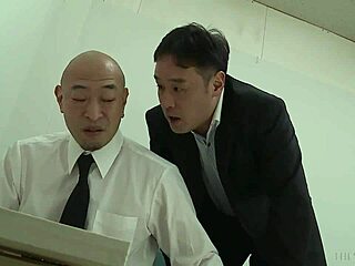 Замужняя милф показывает свои движения коллеге