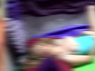 블론드 밀프 크리스틴 스미스, 스트립티즈 후 큰 가슴으로 나체 포즈