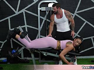 टाइट वर्कआउट कपड़े पहने टीन 18+ इंस्ट्रक्टर को वाइल्ड ग्रुप एक्शन में टेम्प्ट करती हैं