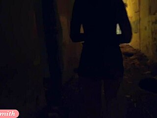 Jeny Smith nyelonong telanjang ke gedung kosong, berbahaya banget! 😱