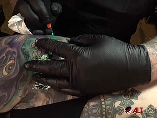 玛丽·博塞特忍受腿部痛苦纹身