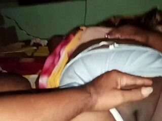 زوج أمي يحضن كسي السمين بلطف، مذهل