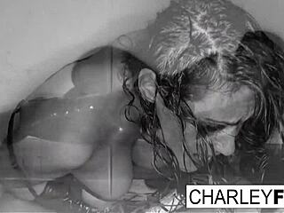 Чарли Чейс моли за жестоко шибане, показвайки големите си цици и задник докато смуче кур и я чукат