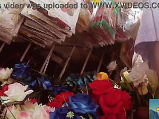 MILF idzie na zakupy bez majtek, błyska w publicznym miejscu