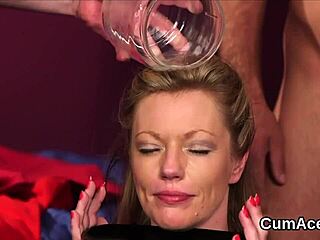 Peculiar centerfold sluger hver dråbe sperm skudt på hendes ansigt