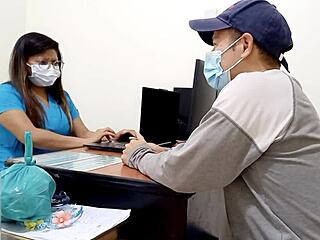 طبيبة لاتينية ساخنة تغري مريضًا لبلوب جوب مكثف في المكتب